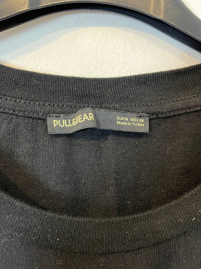 PULL&BEAR. Camiseta negra estampado. T M