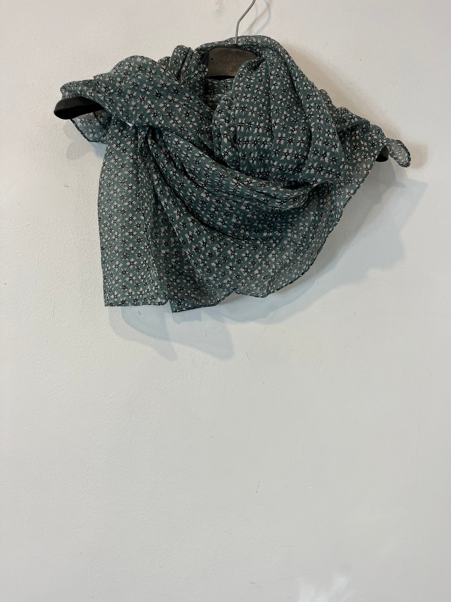 NATURA. Pañuelo estampado flores con algodón. TU