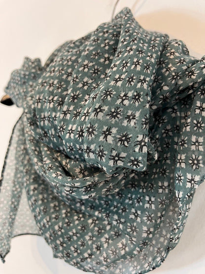 NATURA. Pañuelo estampado flores con algodón. TU