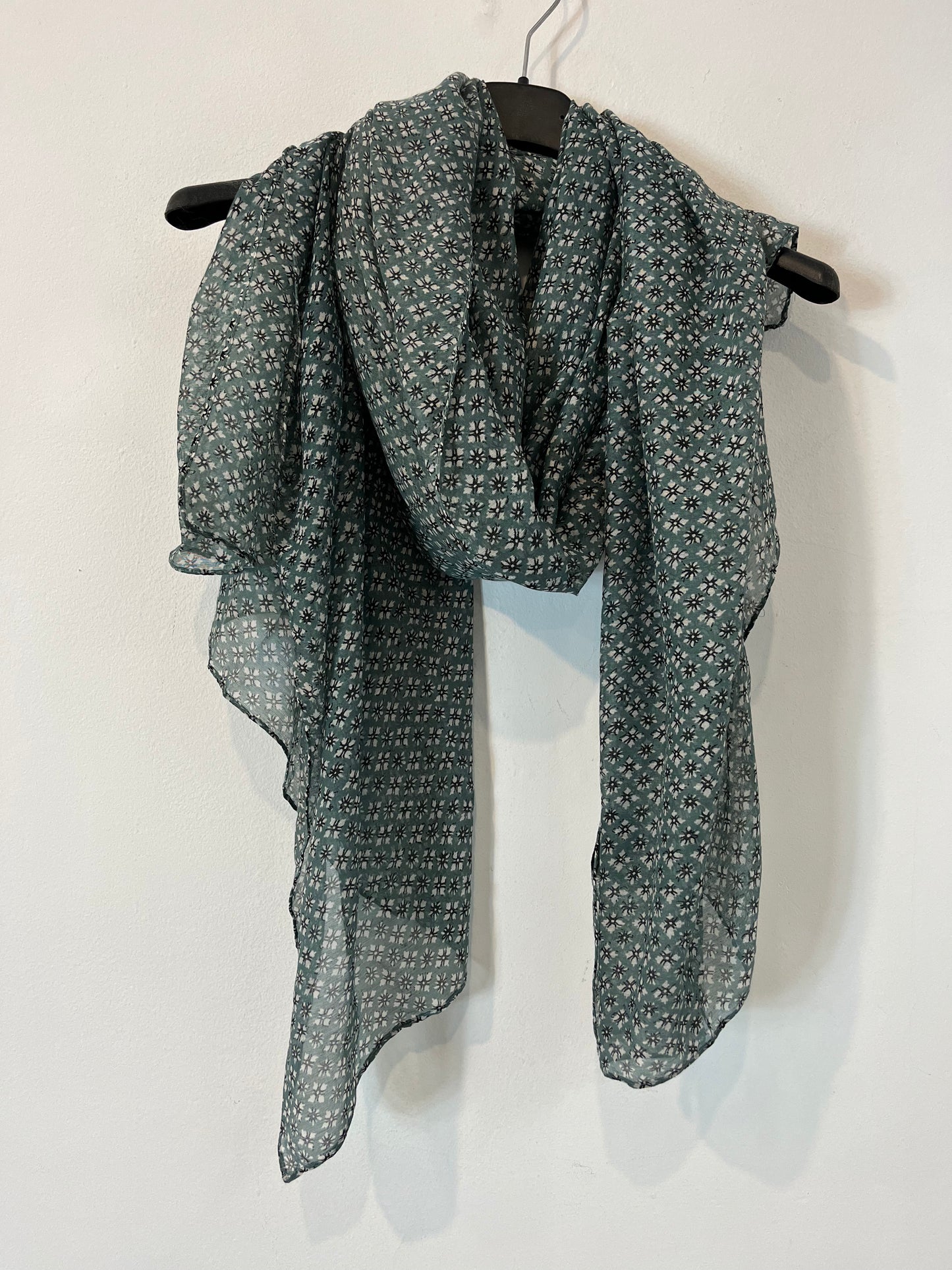 NATURA. Pañuelo estampado flores con algodón. TU