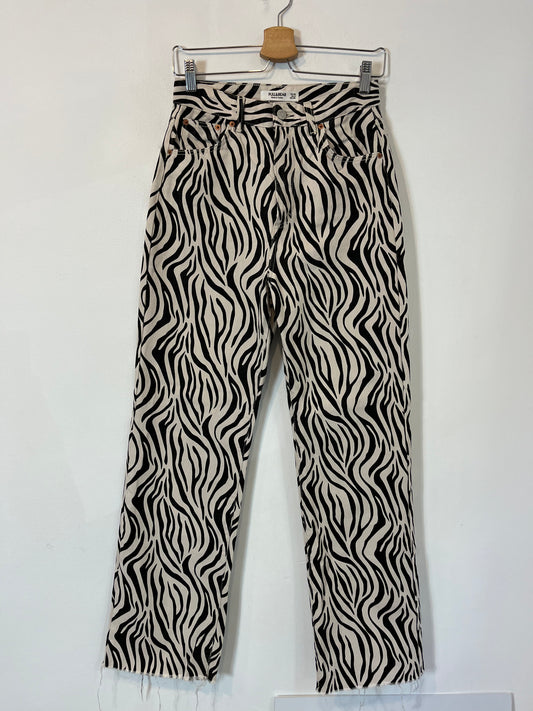 PULL&BEAR. Pantalón recto animal print. T 36