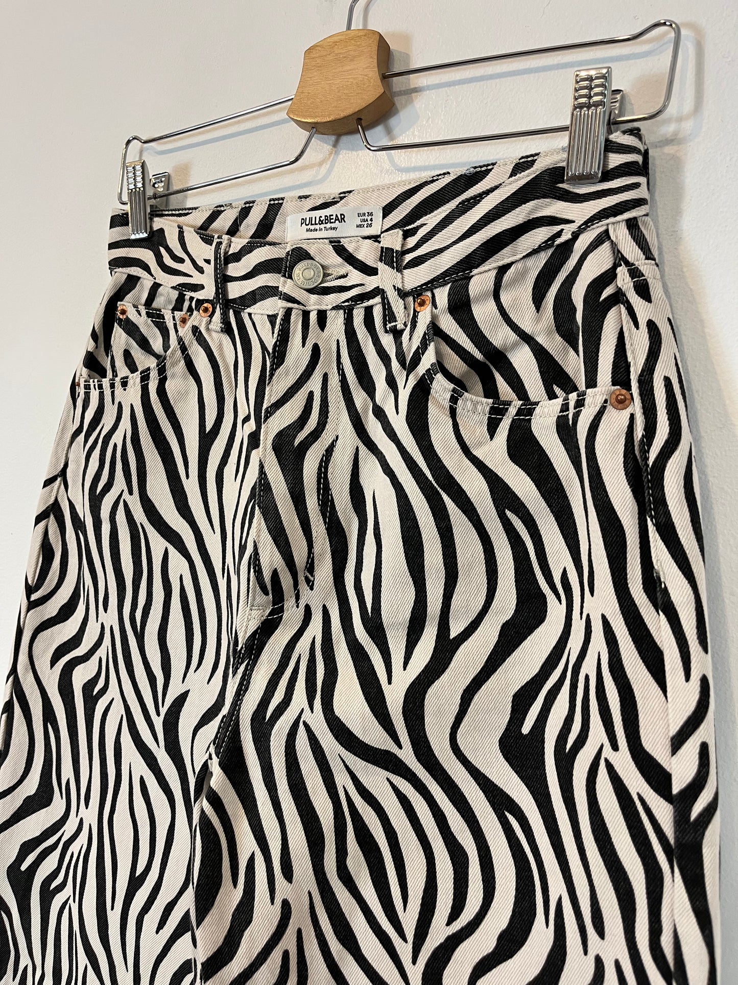 PULL&BEAR. Pantalón recto animal print. T 36