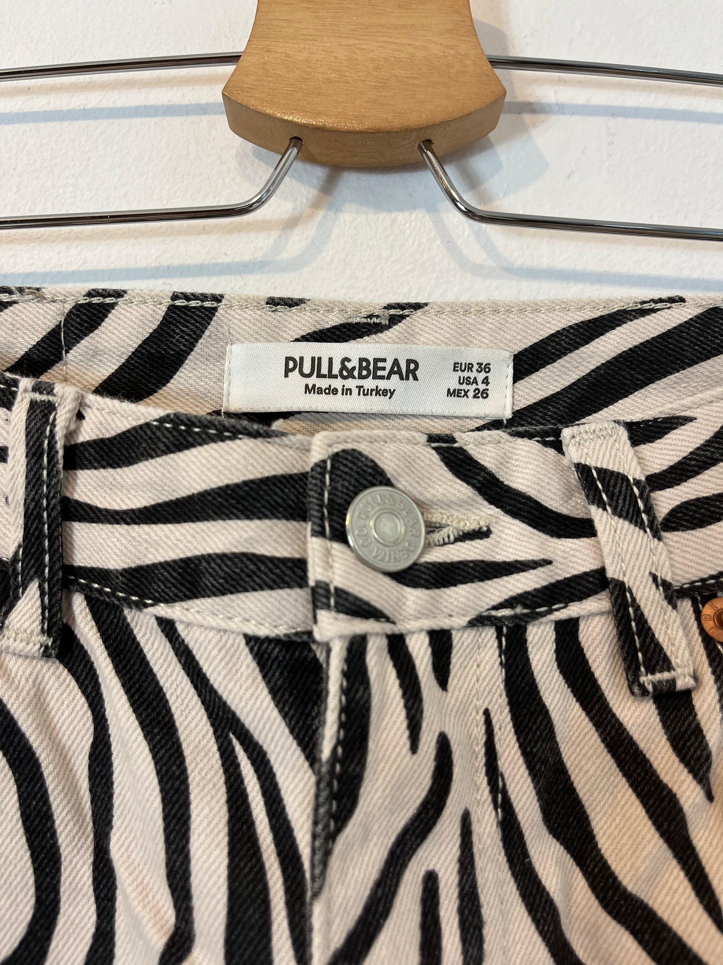 PULL&BEAR. Pantalón recto animal print. T 36