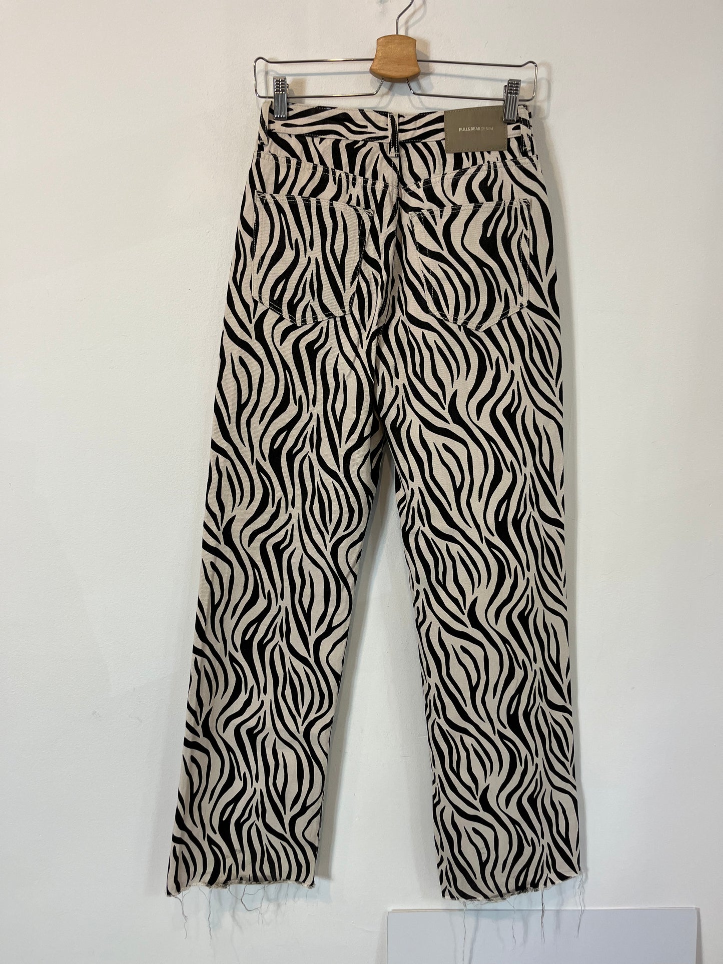 PULL&BEAR. Pantalón recto animal print. T 36