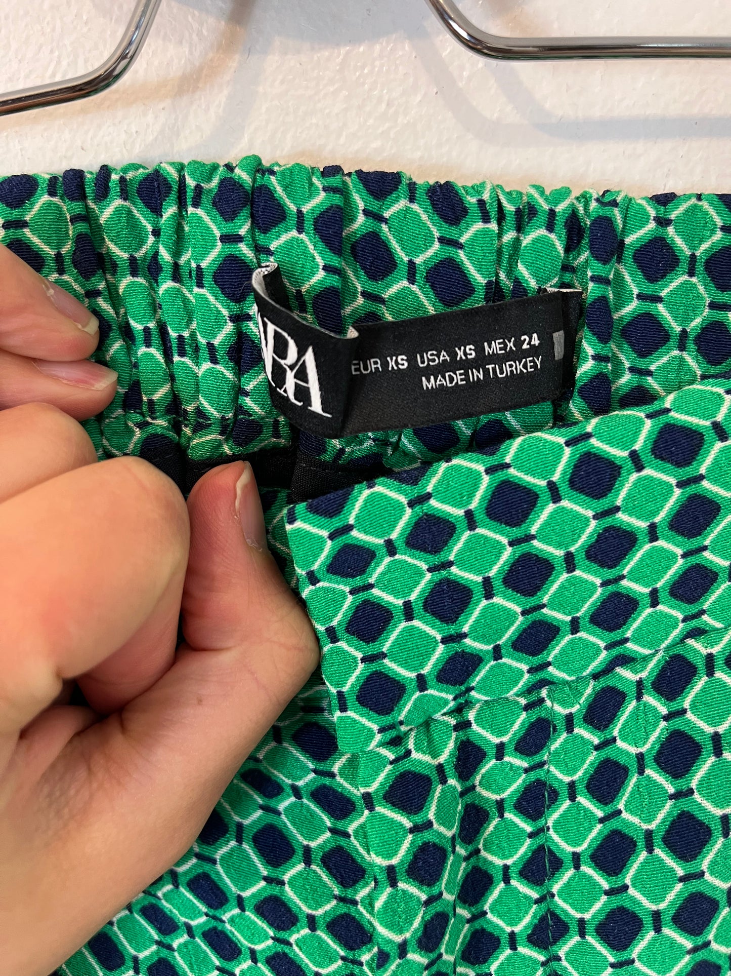 ZARA. Pantalón fluido estampado geométrico. T XS