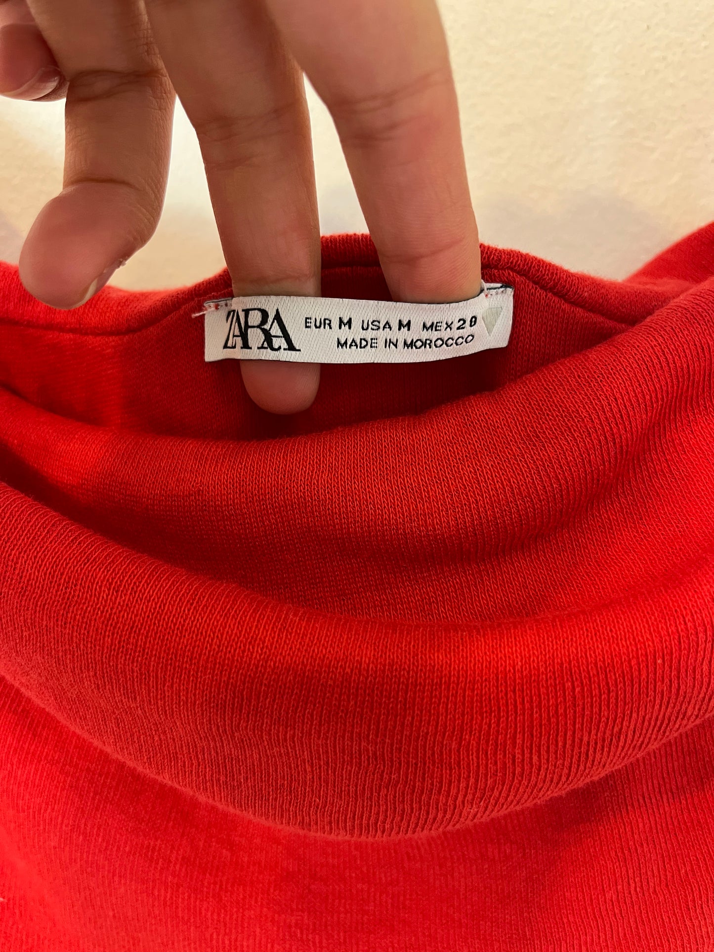 ZARA. Top rojo detalle cuello. T M