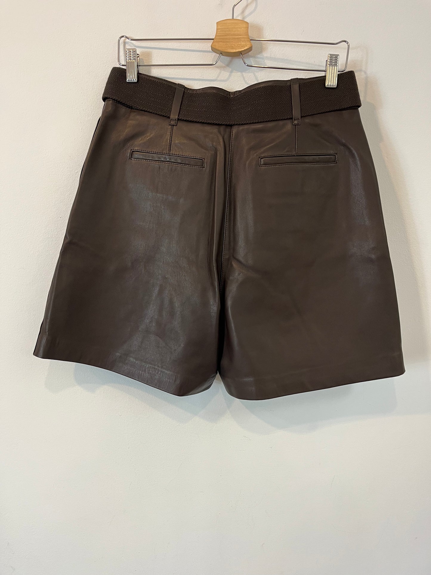 MASSIMO DUTTI. Bermuda piel marrón chocolate. T M
