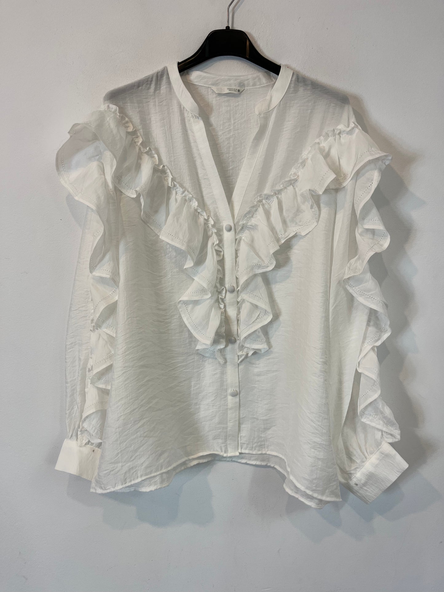 ZARA. Blusa blanca volantes. T M