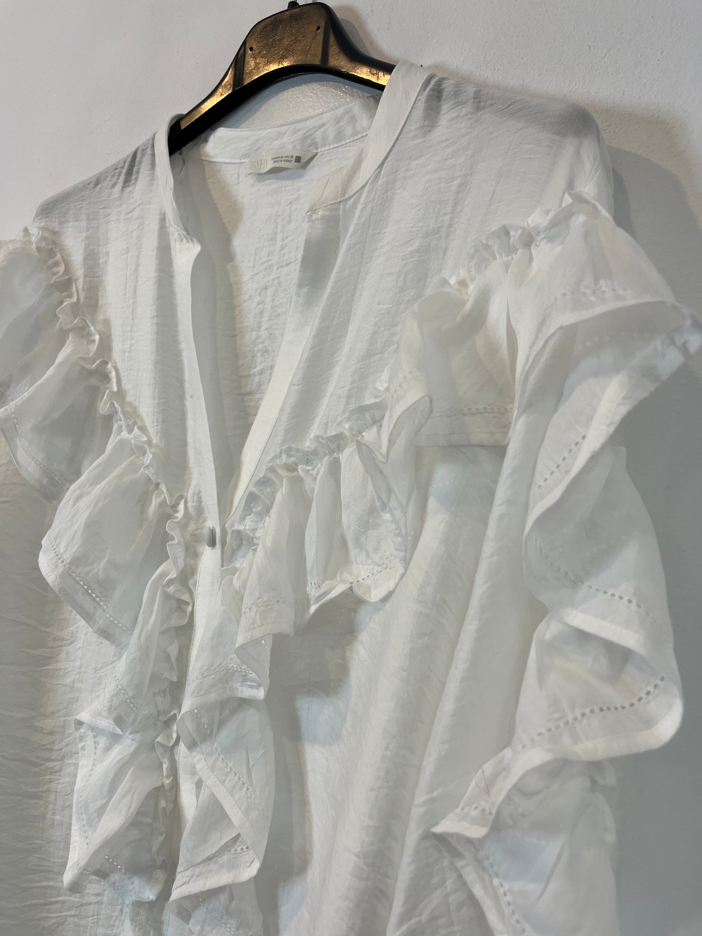ZARA. Blusa blanca volantes. T M