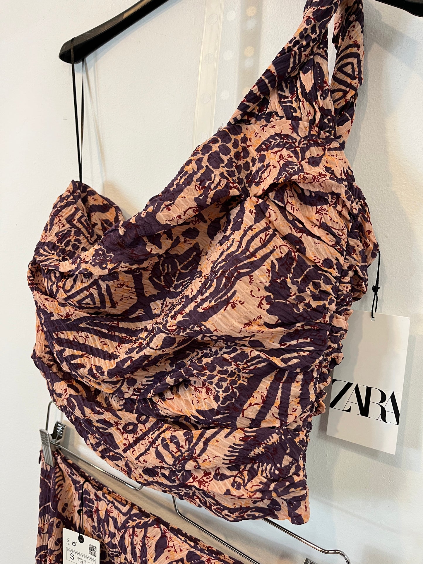 ZARA. Conjunto top y falda mdi estampado. T S/M