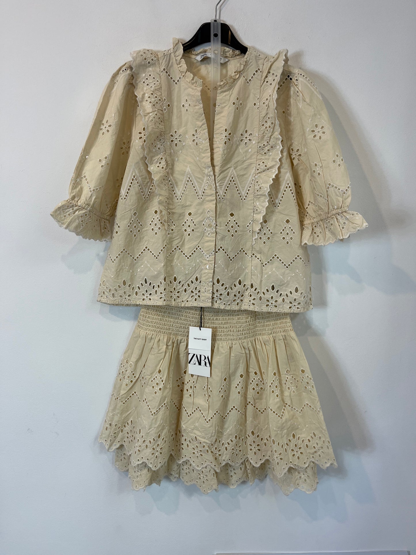 ZARA. Conjunto blusa y falda beige troquelada. T M