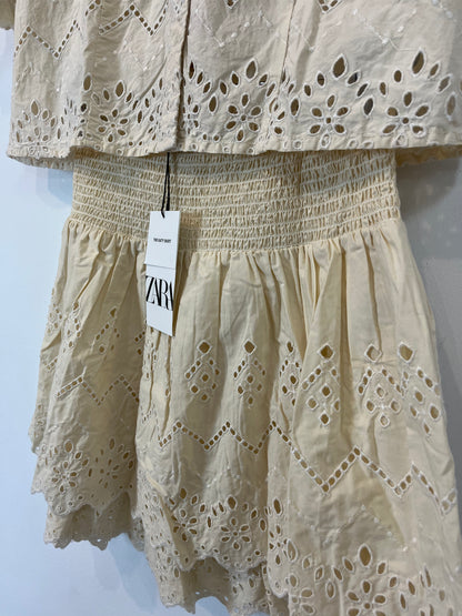 ZARA. Conjunto blusa y falda beige troquelada. T M