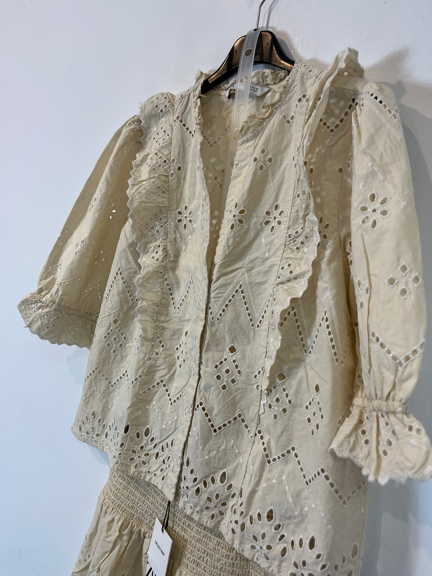 ZARA. Conjunto blusa y falda beige troquelada. T M