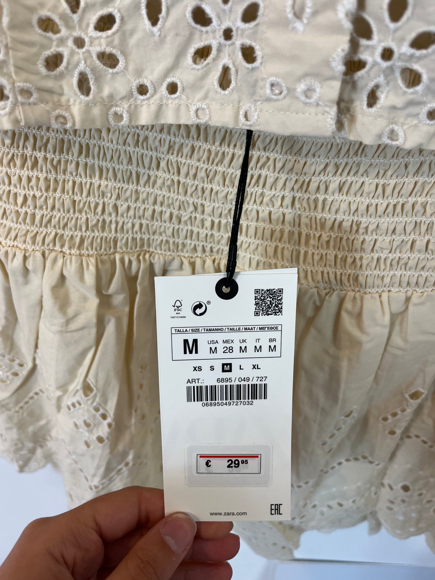 ZARA. Conjunto blusa y falda beige troquelada. T M