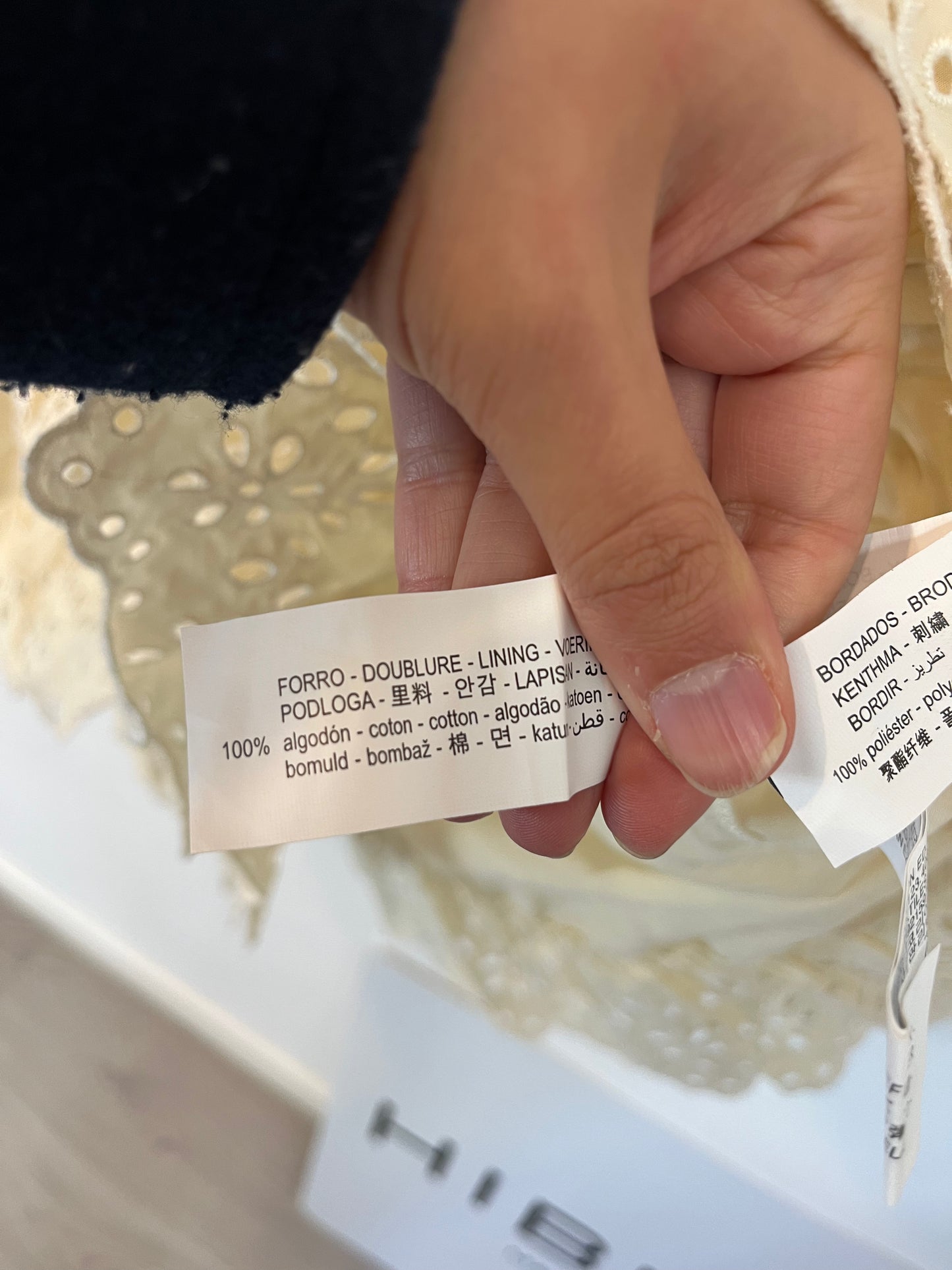 ZARA. Conjunto blusa y falda beige troquelada. T M