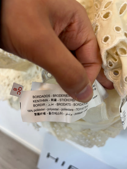 ZARA. Conjunto blusa y falda beige troquelada. T M