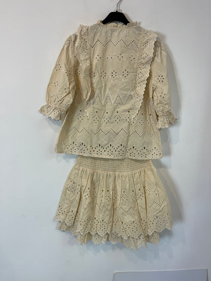 ZARA. Conjunto blusa y falda beige troquelada. T M