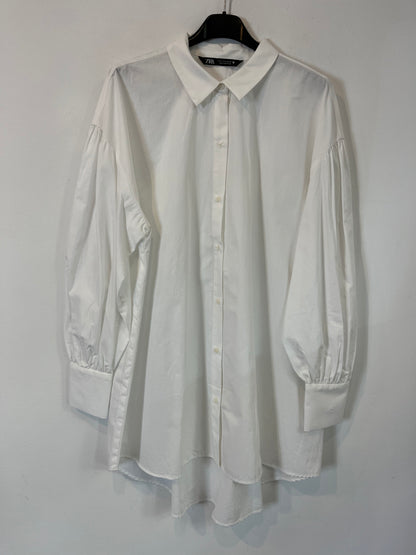 ZARA. Camisa blanca fruncidos espalda. T S
