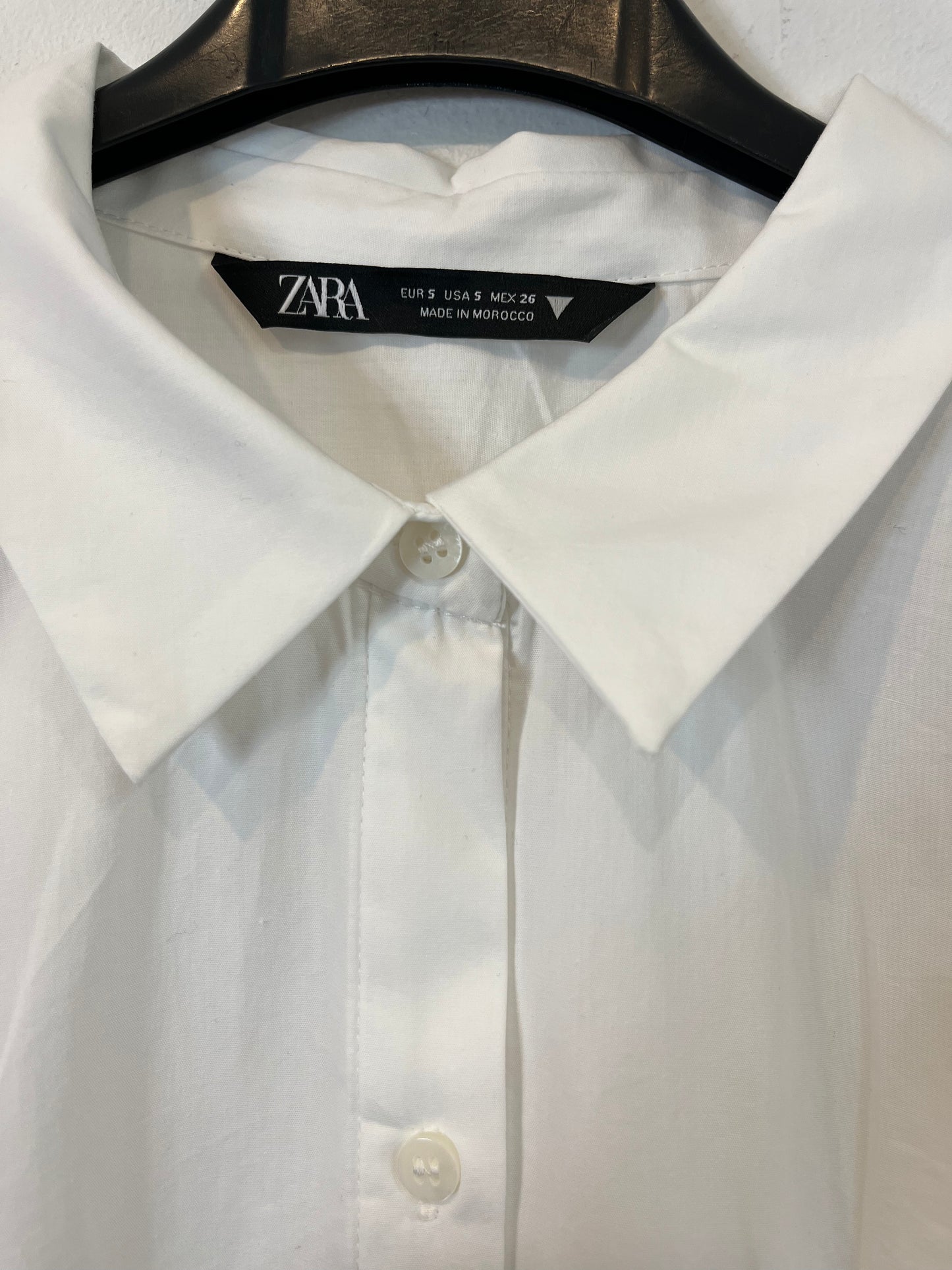 ZARA. Camisa blanca fruncidos espalda. T S