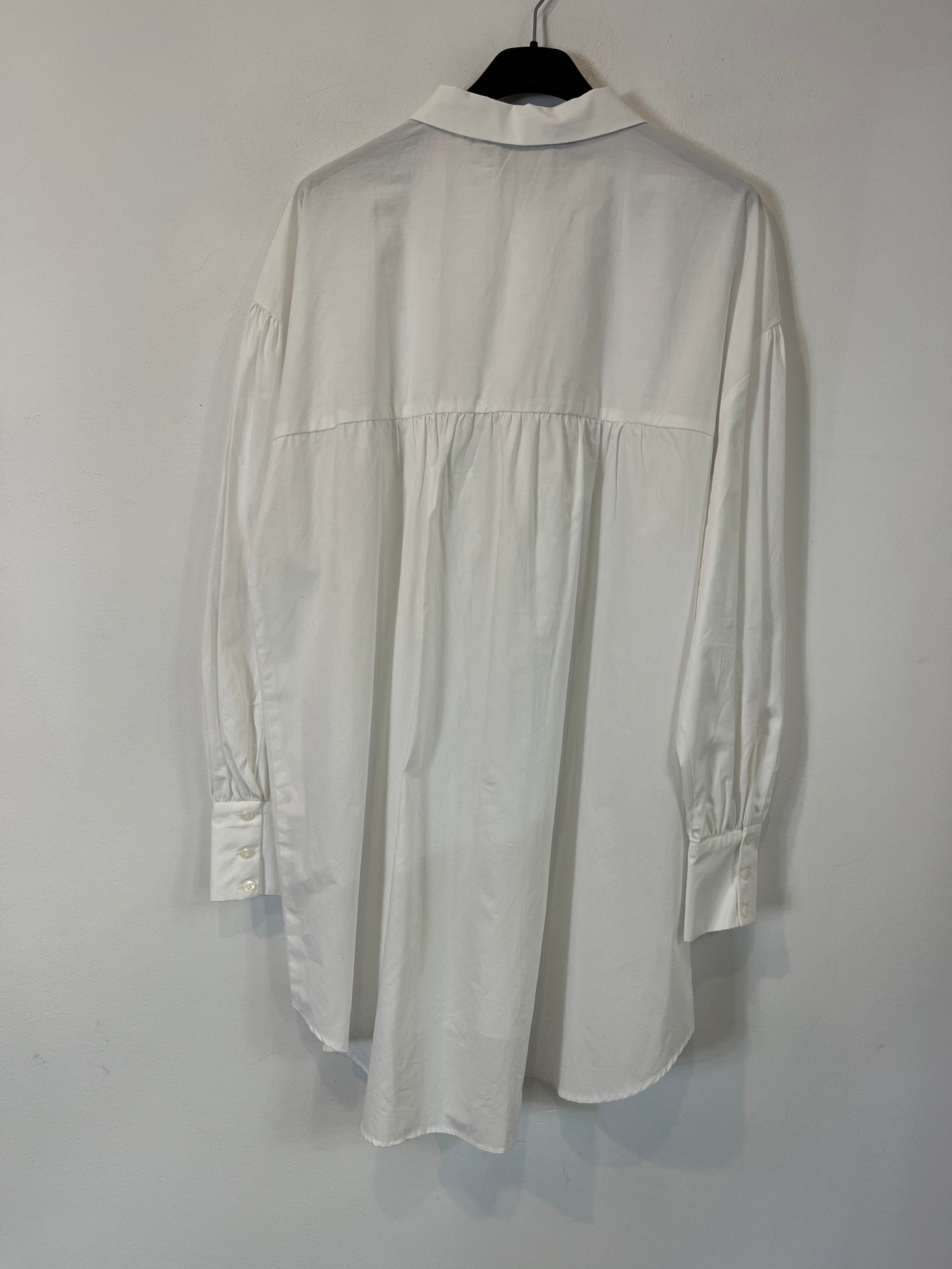 ZARA. Camisa blanca fruncidos espalda. T S