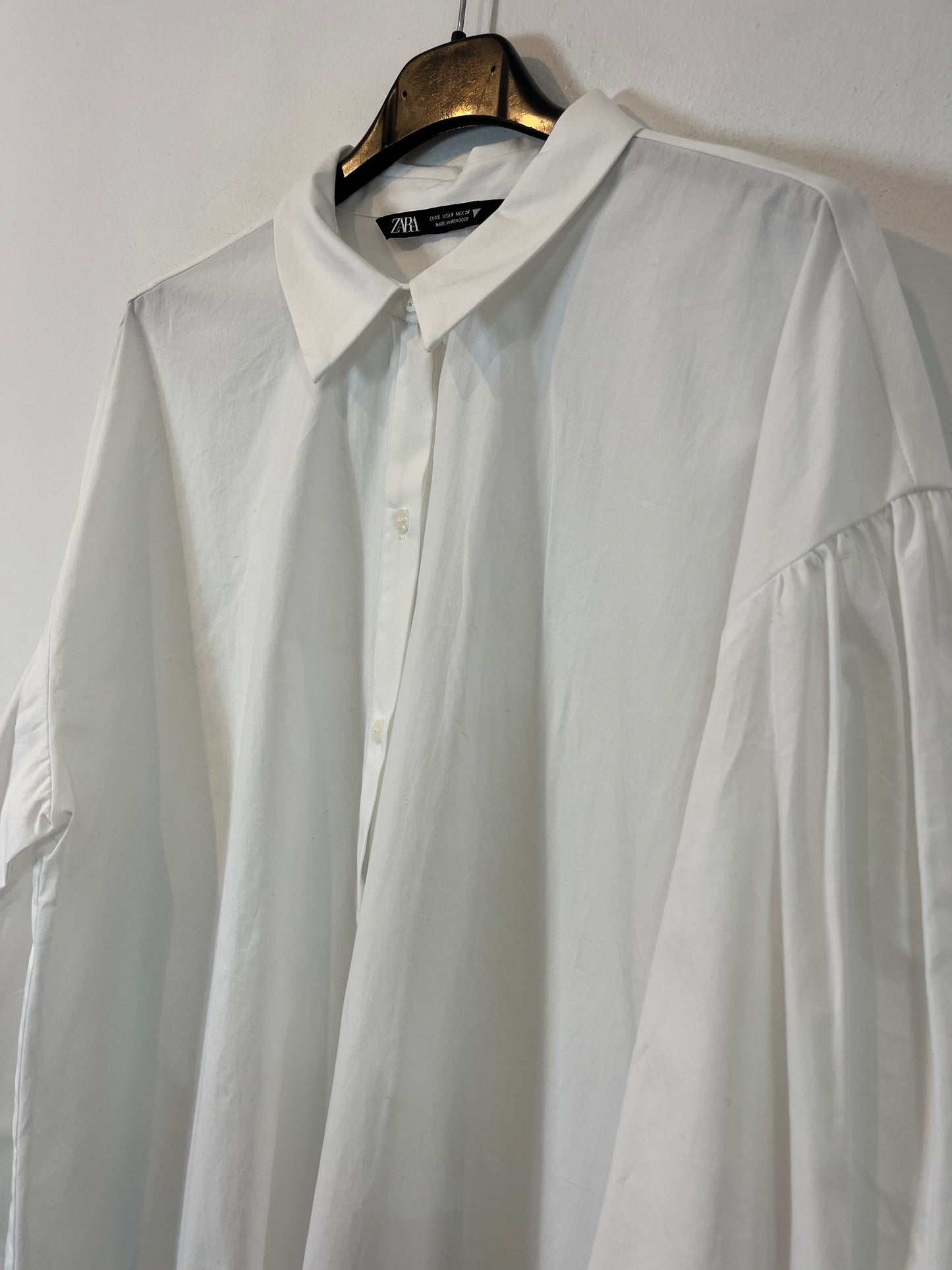 ZARA. Camisa blanca fruncidos espalda. T S