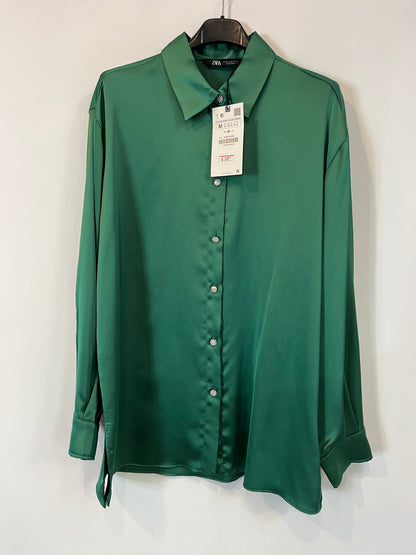 ZARA. Camisa verde satinadas botones joyas. T M