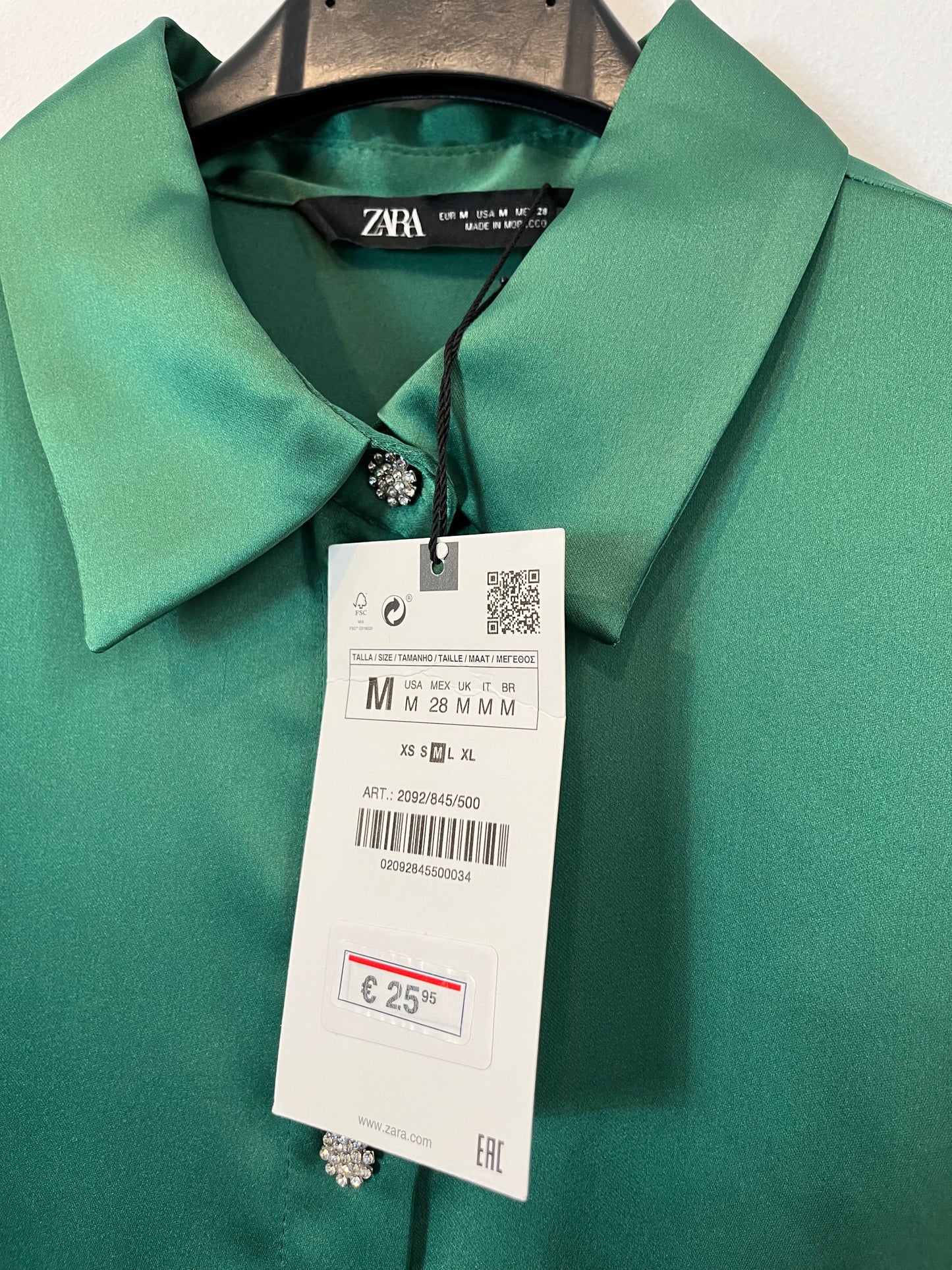 ZARA. Camisa verde satinadas botones joyas. T M