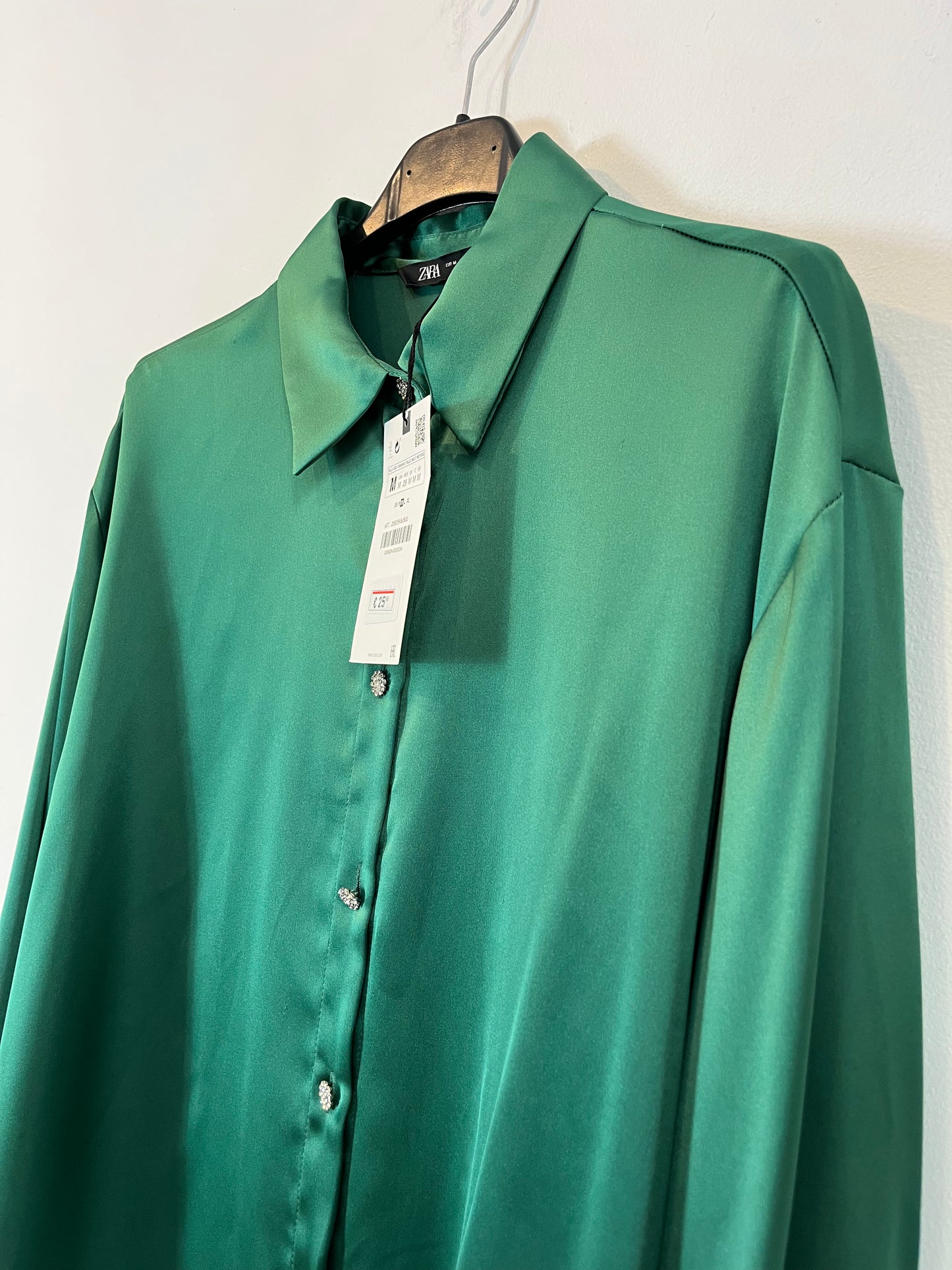 ZARA. Camisa verde satinadas botones joyas. T M