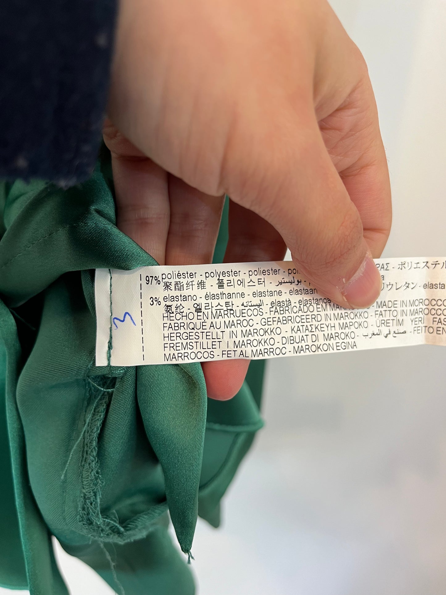 ZARA. Camisa verde satinadas botones joyas. T M