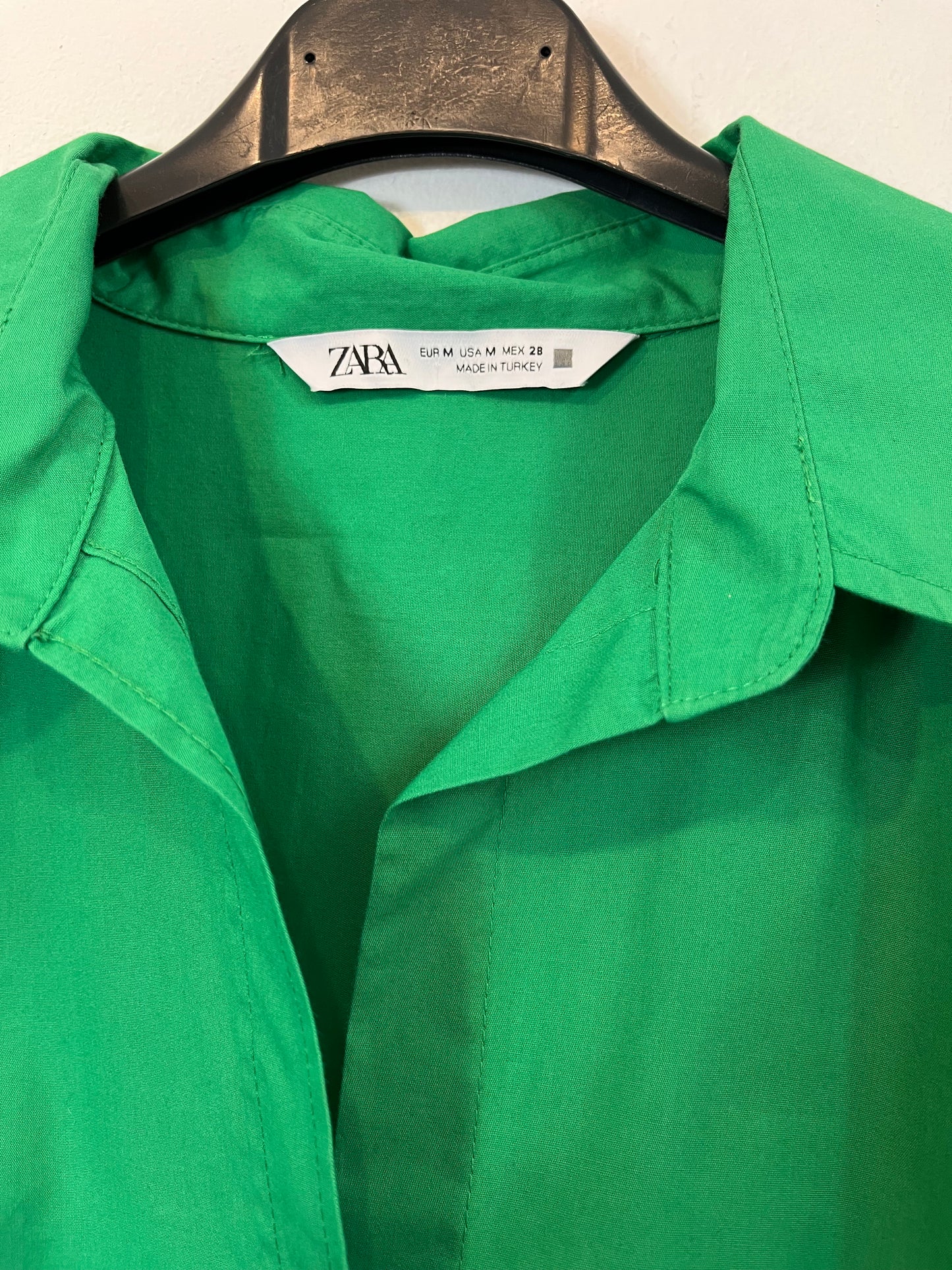 ZARA. Camisa verde algodón. T M