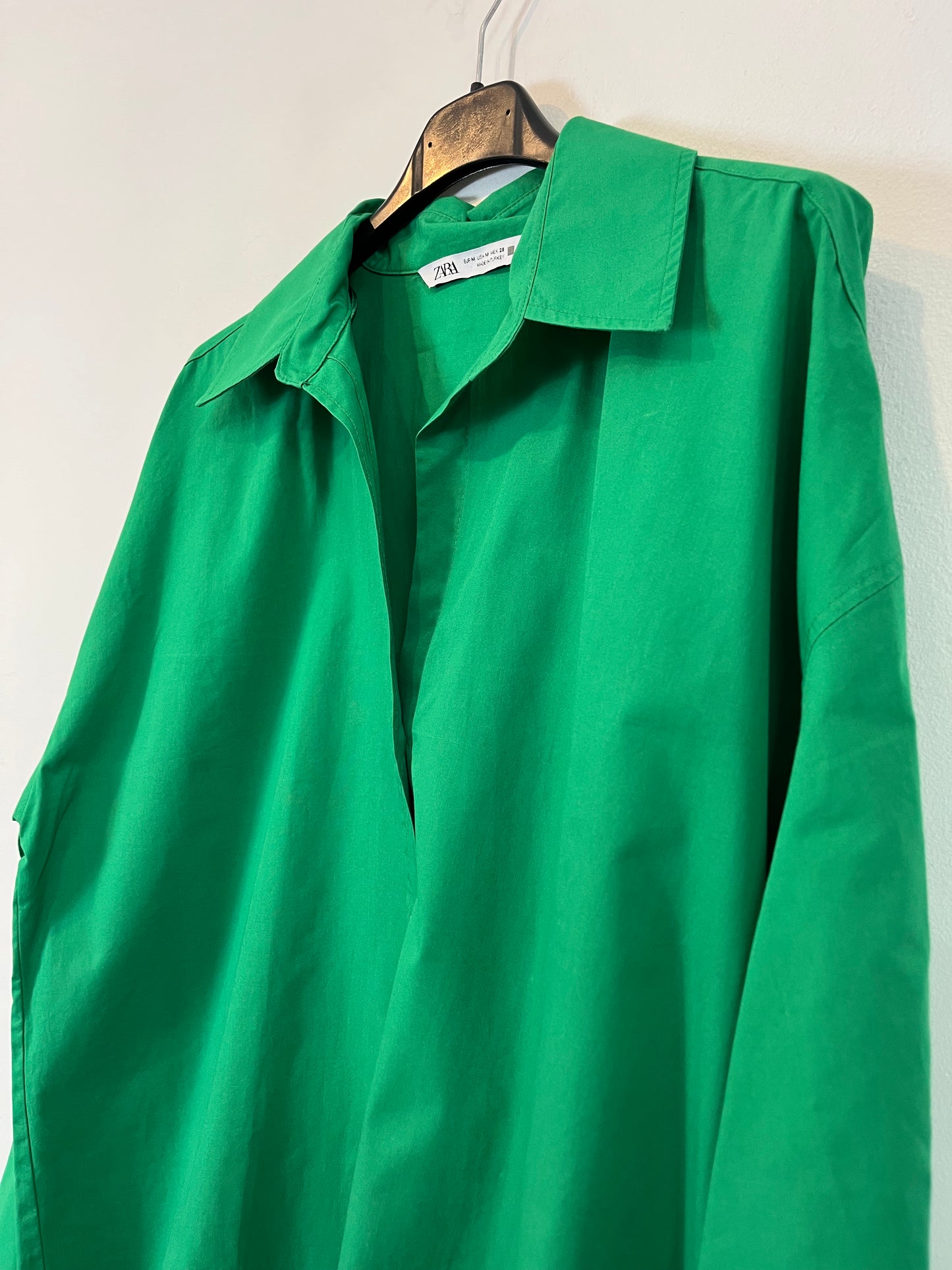 ZARA. Camisa verde algodón. T M