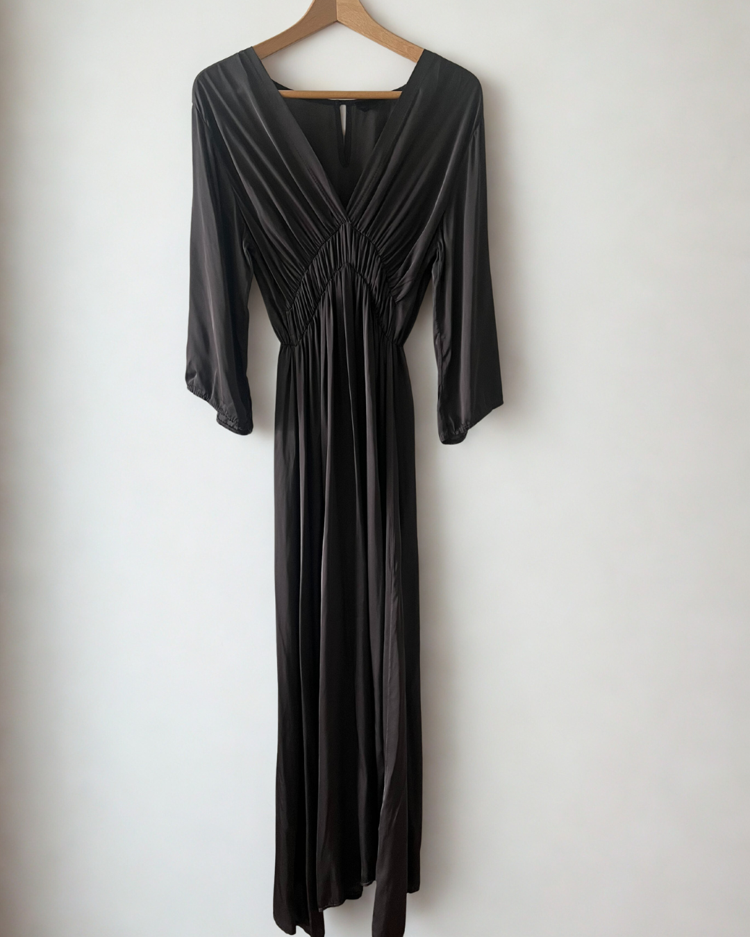 OTRAS. Vestido marrón con seda