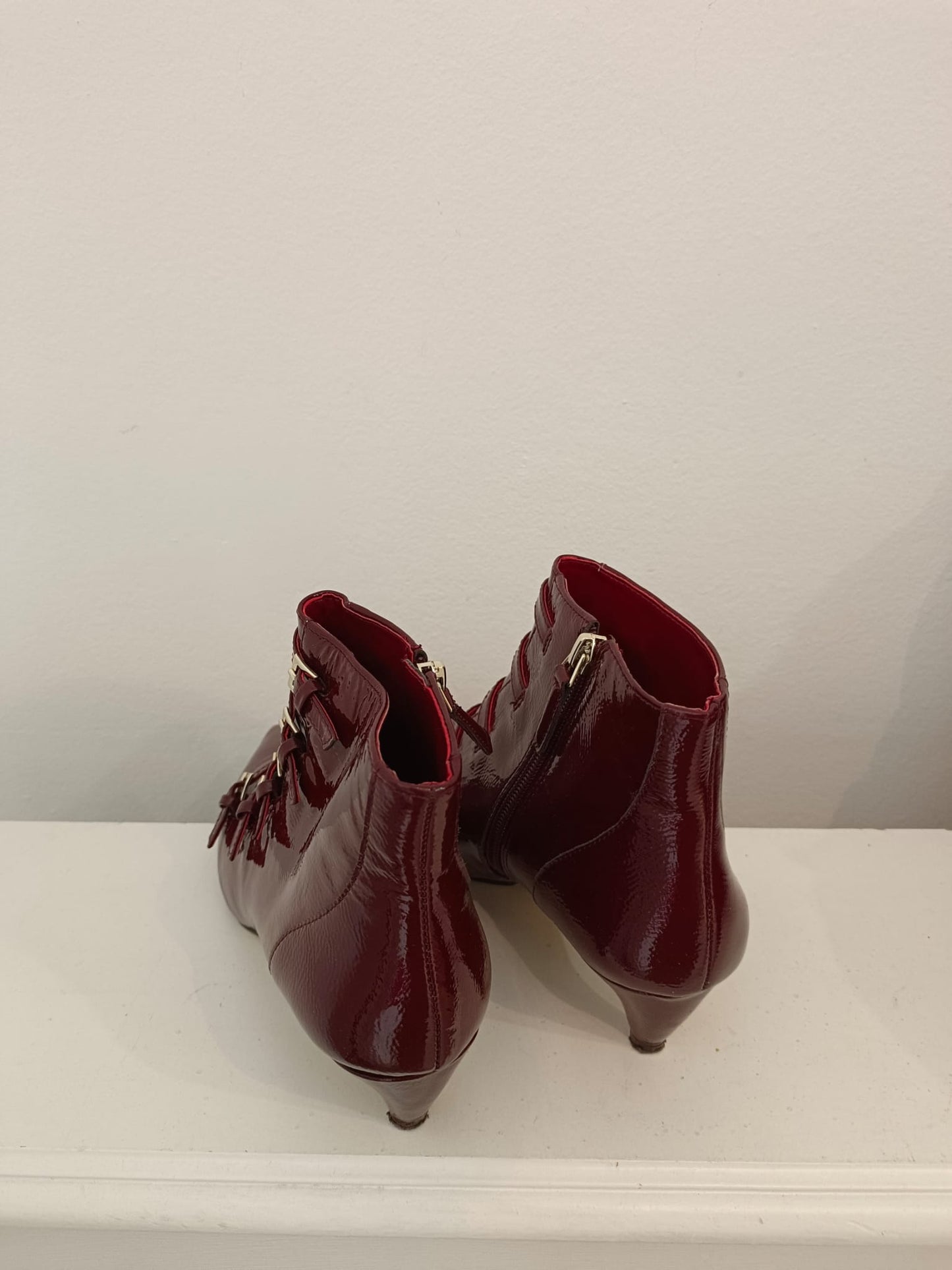 NINE WEST. Burgundy patent leather buttons, size 37.5