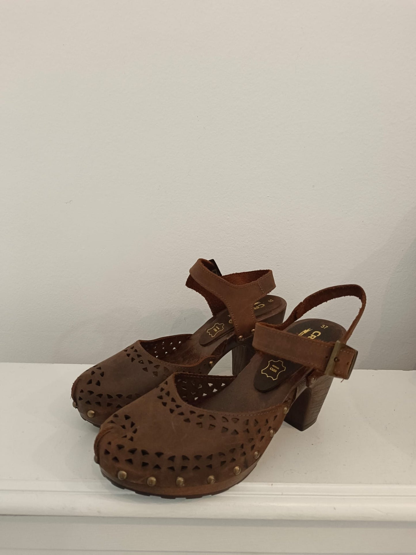 CREEKS. Zapatos marrones troquelados T.37