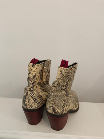 GIOSSEPO. Botines piel print T.38 (TARA)