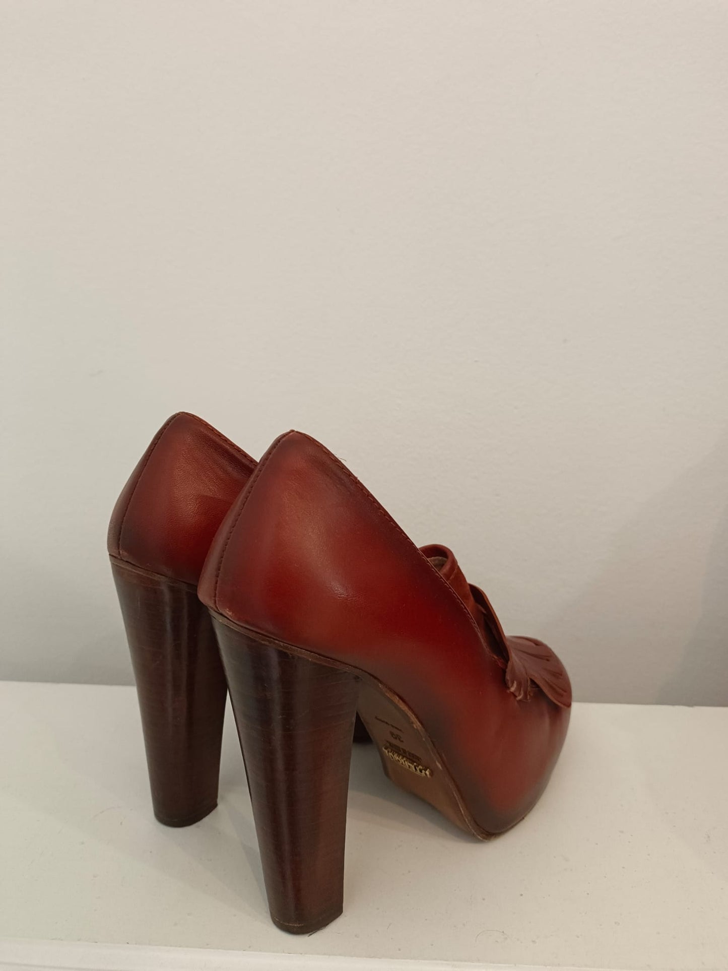 UTERQÜE. Camel-heeled loafers, size 39