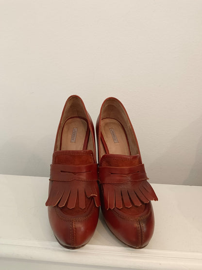 UTERQÜE. Camel-heeled loafers, size 39