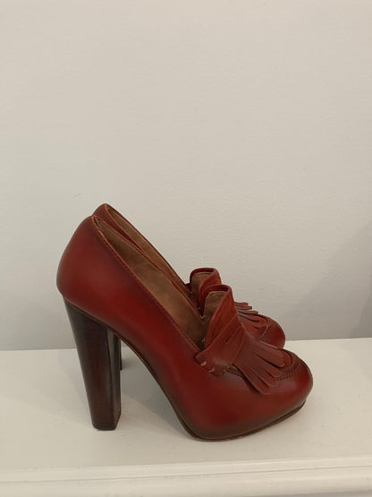 UTERQÜE. Camel-heeled loafers, size 39