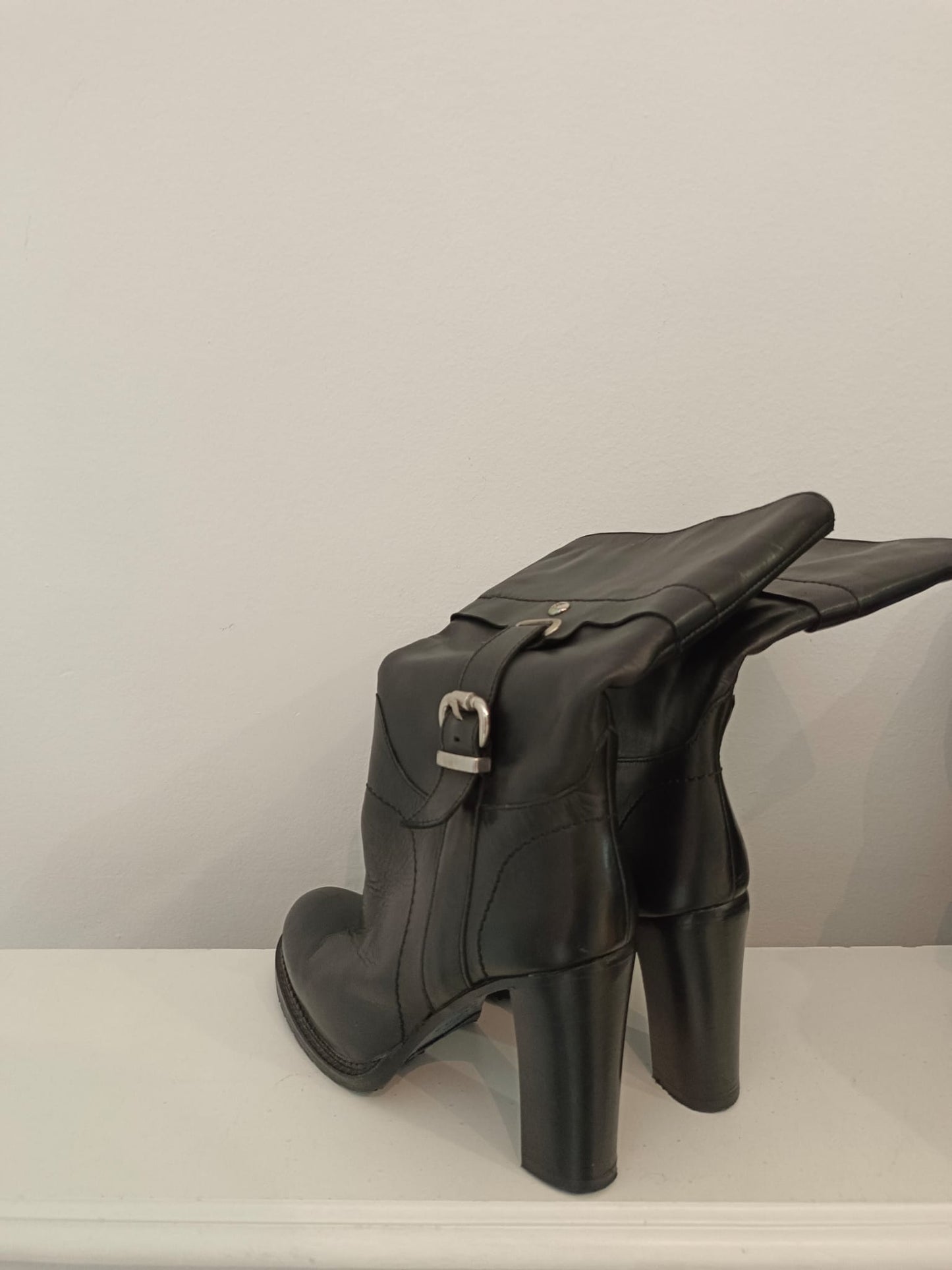 FARRUTX. Botas negras hebilla T.38