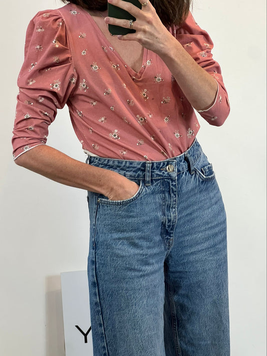 KOTIDINAO. Camiseta flores detalle hombro