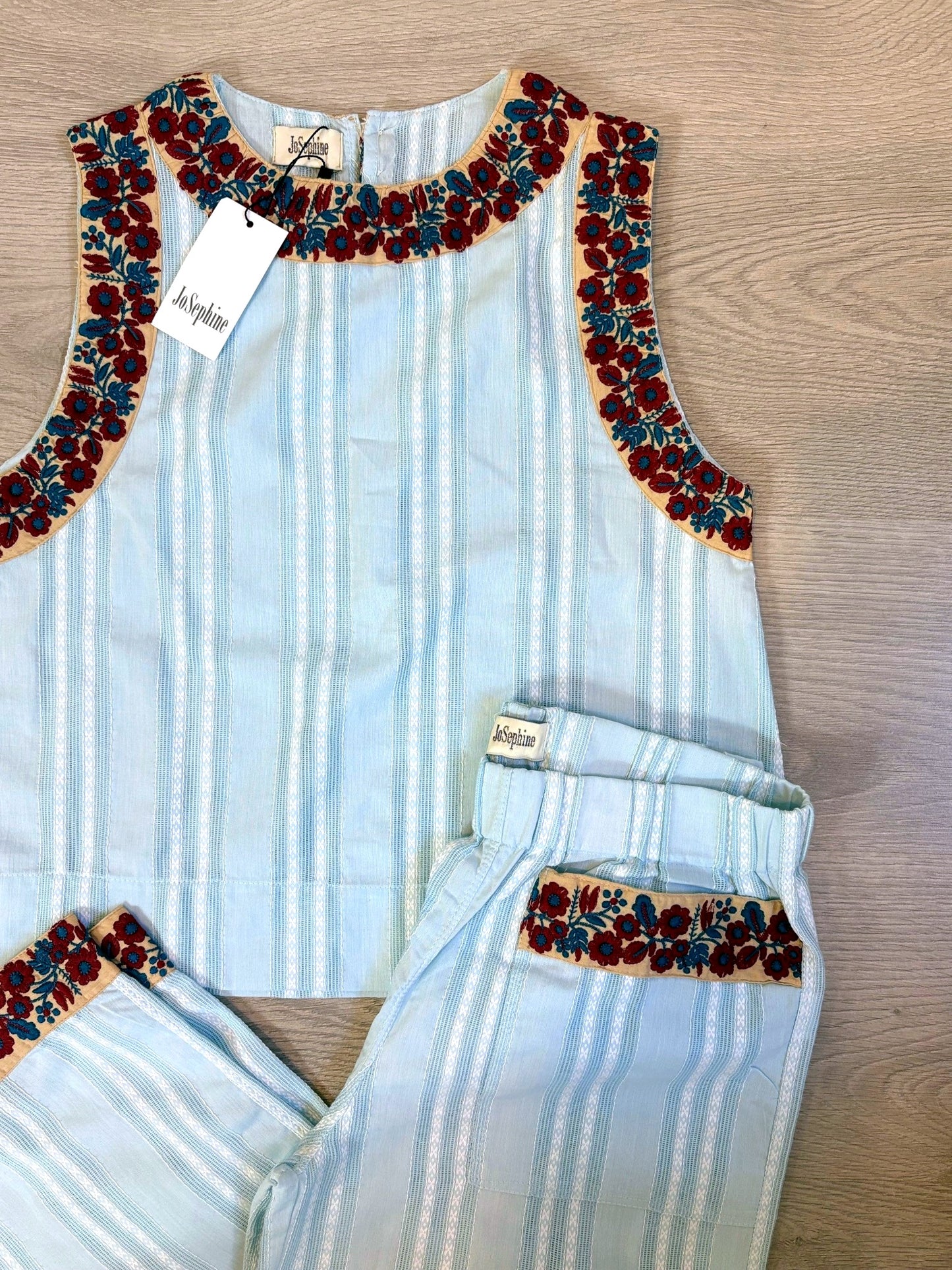 JOSEPHINE. Conjunto azul claro detalles bordados