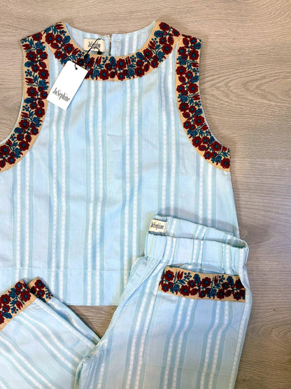 JOSEPHINE. Conjunto azul claro detalles bordados