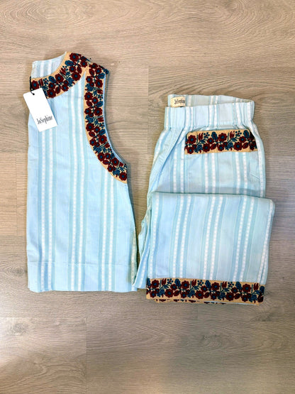JOSEPHINE. Conjunto azul claro detalles bordados
