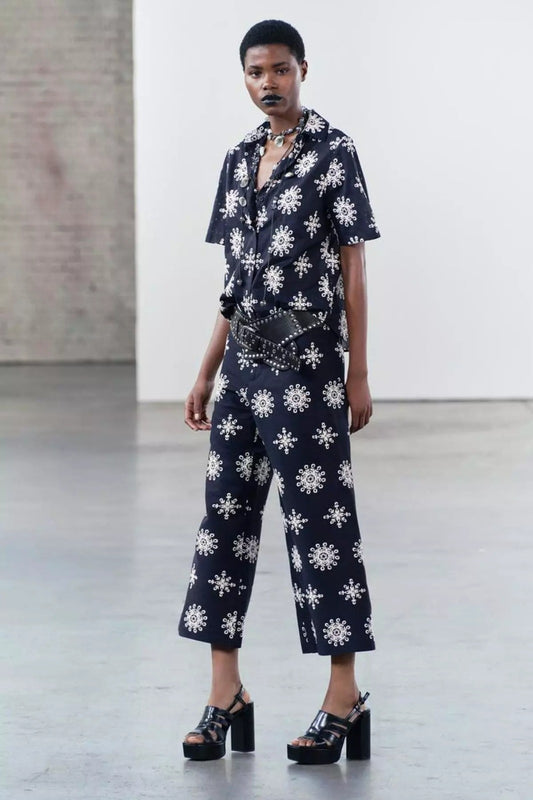 ZARA. Total look blusa y pantalón bordado