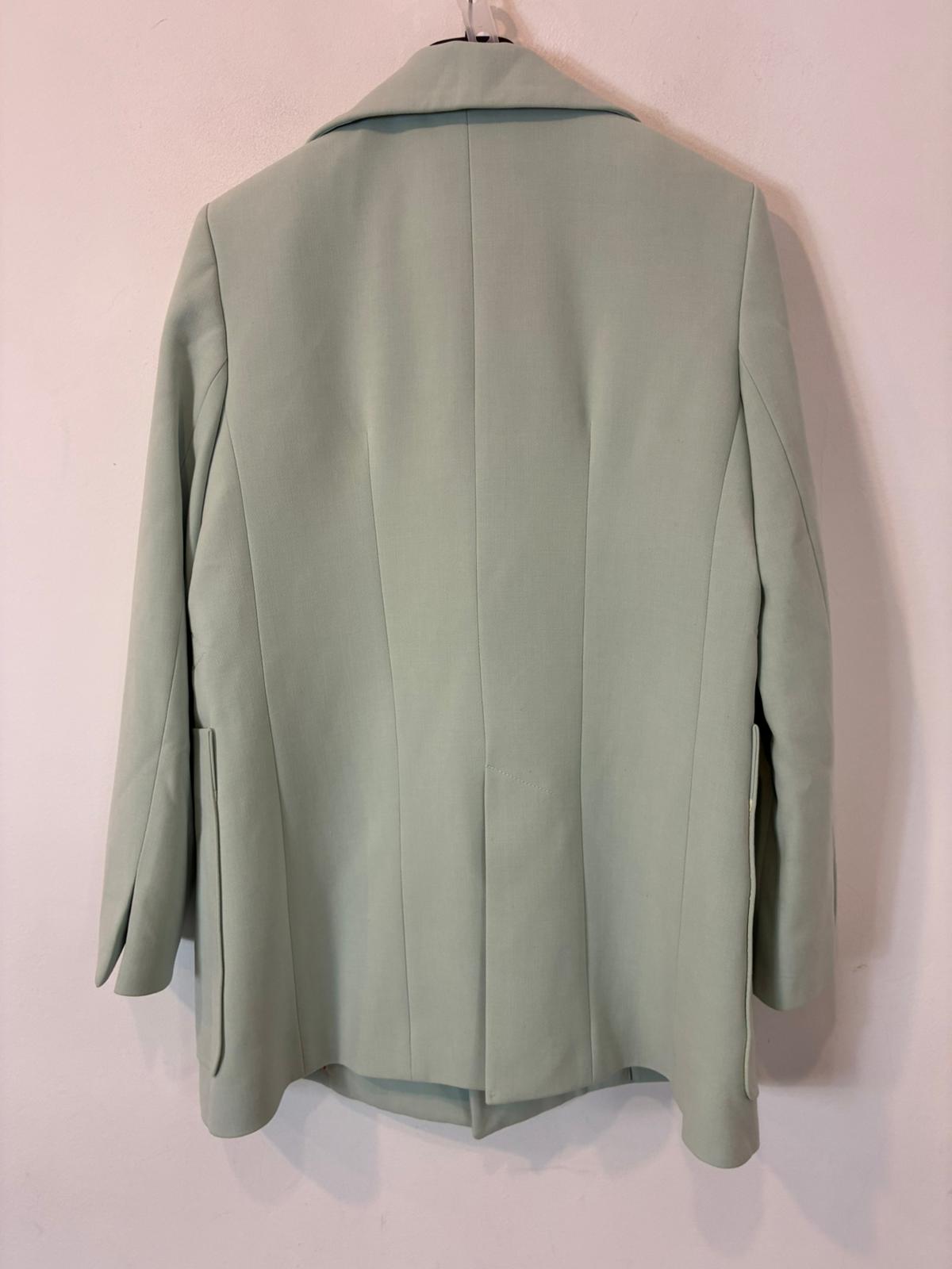 UTERQUE. Total look verde claro chaqueta y pantalón