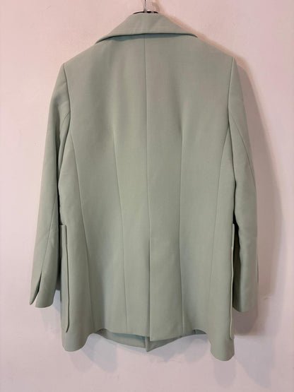 UTERQUE. Total look verde claro chaqueta y pantalón