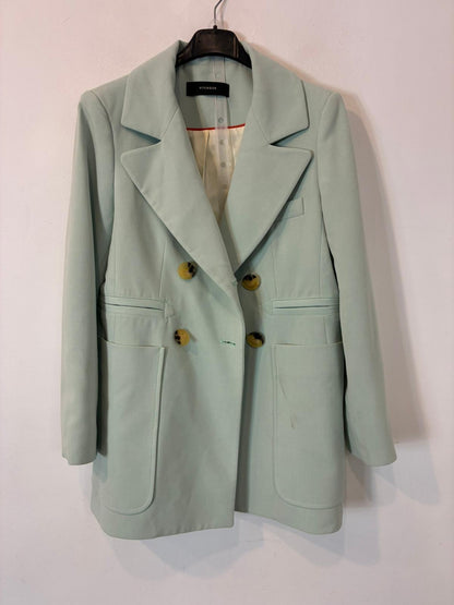 UTERQUE. Total look verde claro chaqueta y pantalón