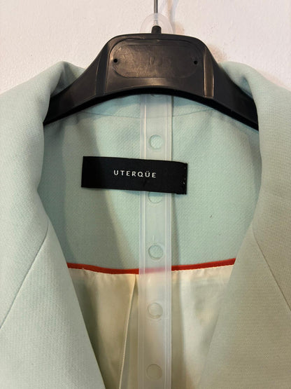 UTERQUE. Total look verde claro chaqueta y pantalón