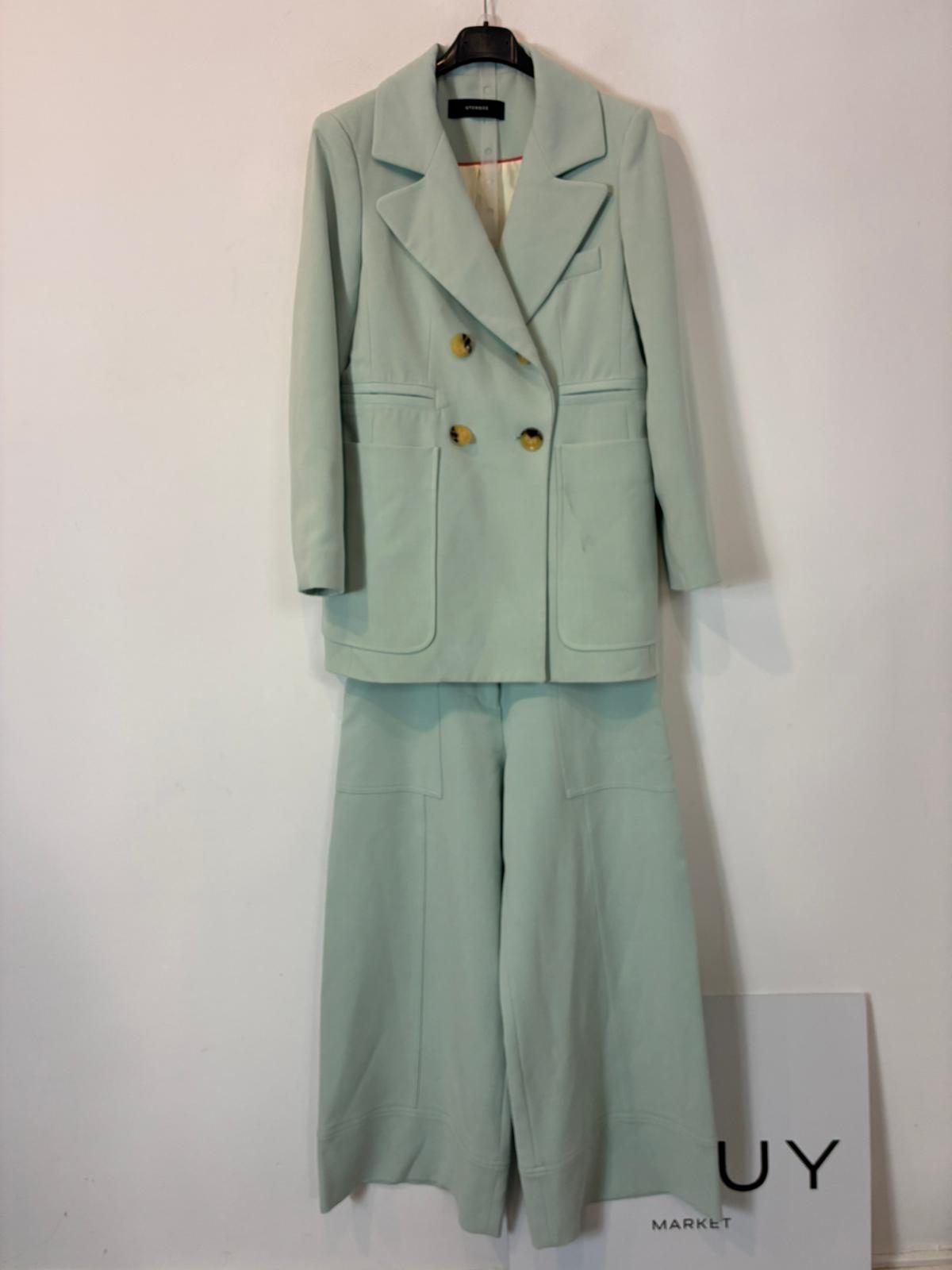 UTERQUE. Total look verde claro chaqueta y pantalón