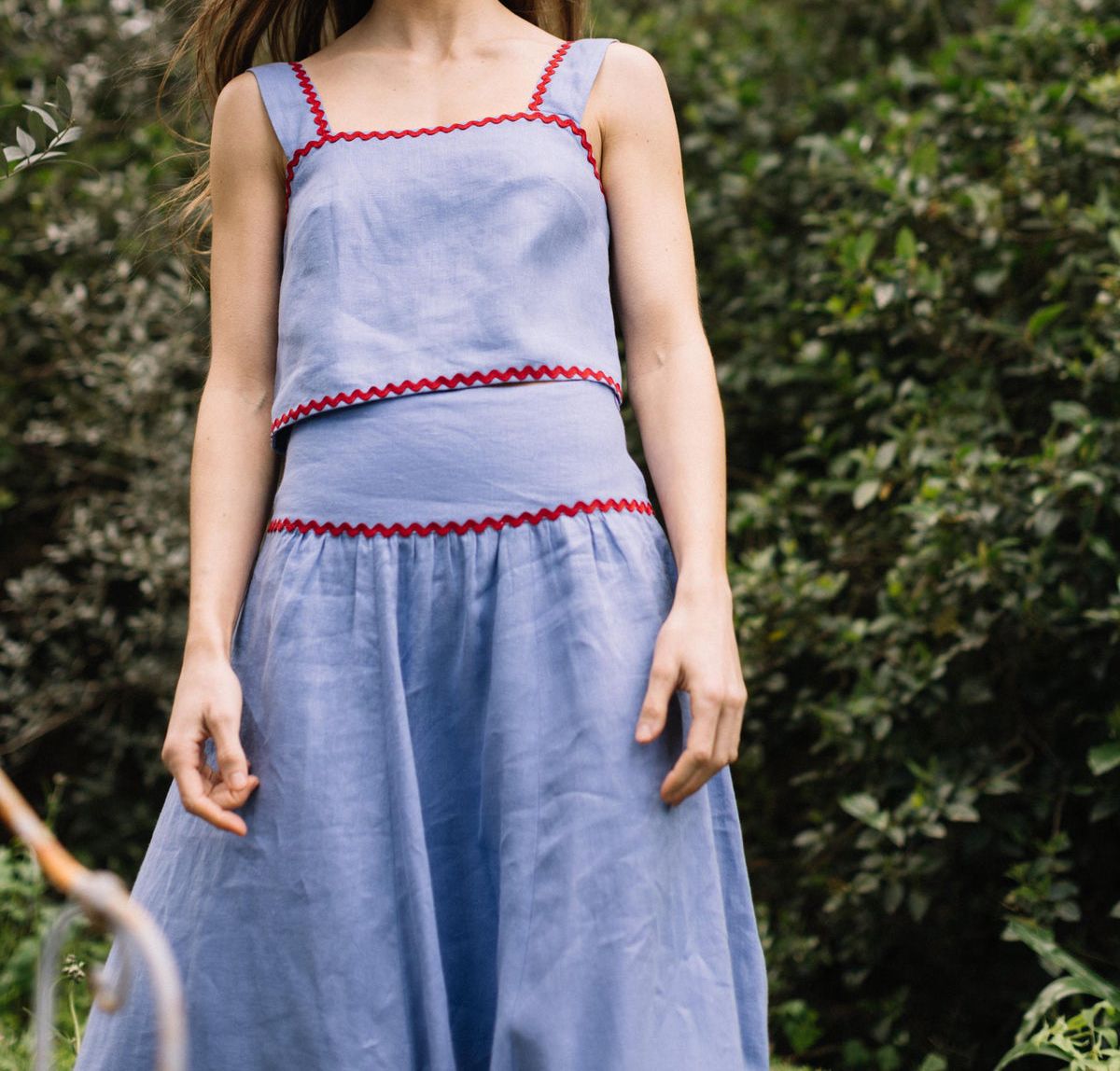 VOLANDA. Total look top y falda lino morado